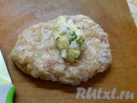 Также добавить к сыру с яйцами измельченный зеленый лук и все тщательно перемешать. Далее часть фарша слепить в лепешку, в середину поместить 1 столовую ложку яично-сырной начинки.
