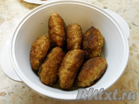 Далее котлеты поместить в жаропрочную кастрюльку и довести до готовности в разогретой до 180 градусов духовке в течение 10 минут или в микроволновке при мощности 750 Вт в течение 3 минут.&nbsp;