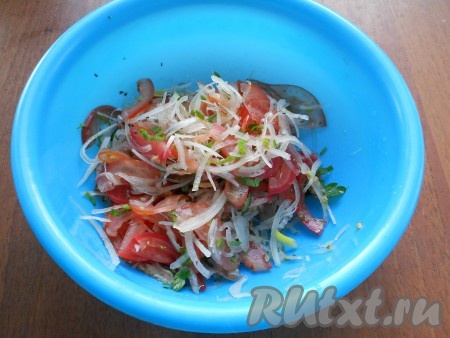 Аккуратно руками все перемешать (не придавливая). Ачучук должен получиться воздушным!
