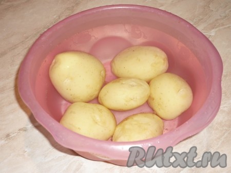 Если Вы готовите с кусочками сырой курицы, то мясо нужно залить водой, поставить на огонь, довести до кипения, снять пену, уменьшить огонь и варить 20-25 минут. Картофель очистить, помыть и нарезать средними кубиками.&nbsp;
