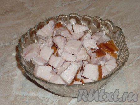 Если Вы готовите с копчёным куриным филе (или любыми другими копченостями), то его нужно нарезать средними кубиками и отправить в суп через пару минут после того, как добавили горох, дать закипеть и варить несколько минут до готовности зелёного горошка.&nbsp;
