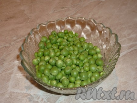 Когда картошка сварится, отправить поджаренные овощи в кастрюлю вместе с зелёным горошком. Варить 5 минут (молодой горошек варится очень быстро, поэтому нужно его пробовать, чтобы не переварить).&nbsp;
