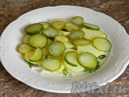 Добавить нарезанные кружочками огурцы.
