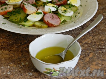 Для приготовления заправки смешать оливковое масло и лимонный сок.

