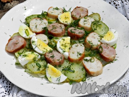 Поперчить салат, если нужно, немного посолить, посыпать мелко нарезанной зеленью и полить заправкой. Вкусный и пикантный&nbsp;салат с картошкой и солеными огурцами готов.
