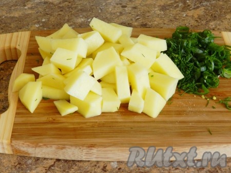 Очистить и нарезать кубиками картофель.