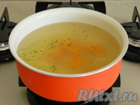 Когда бульон сварится, процедить его, посолить, поперчить, вернуть в кастрюлю нарезанную морковь и добавить нарезанную картошку, снова поставить на огонь и варить до готовности картофеля.
