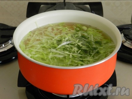 Когда картофель сварится, добавить капусту и зелень, варить 3 минуты.