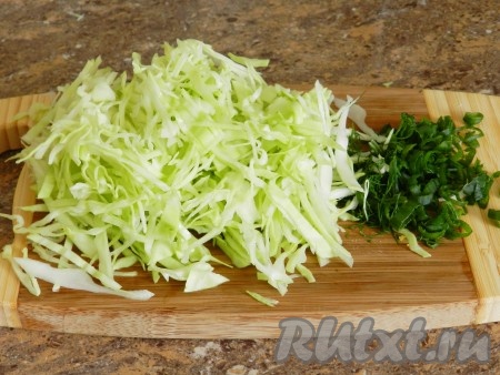 Нашинковать капусту и нарезать зелень.