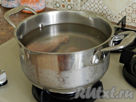 Куриное мясо выложить в кастрюлю и, залив 1,5 литрами холодной воды, поставить на огонь. Когда вода закипит, тщательно снять пену, уменьшить огонь, добавить лук и морковь в кастрюлю и варить бульон на медленном огне 40-45 минут.
