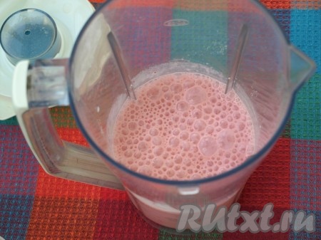 Взбить все составляющие до однородной массы.
