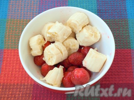 Перебрать клубнику, промыть и оторвать хвостики. Банан поломать на кусочки.
