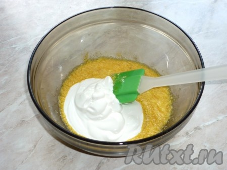 Добавить сметану (процент жирности сметаны не имеет значения, можно выбрать на свой вкус). Всё хорошо перемешать.&nbsp;
