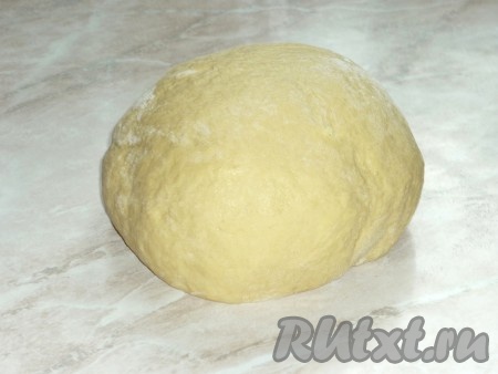 Тесто собрать в шар, накрыть полотенцем и оставить на 10-15 минут отдохнуть при комнатной температуре. 