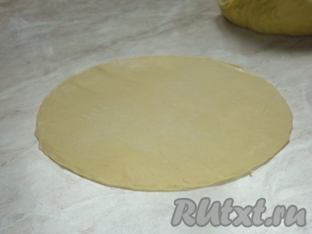 Чтобы лепёшки были одинаковыми, их можно вырезать из тонко раскатанного теста с помощью тарелки.&nbsp;
