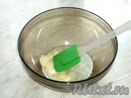 Сливочное масло растопить и охладить. 
