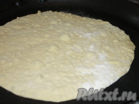 Лепёшки, замешанные на сметане, жарить на сухой сковороде по паре минут с каждой стороны.&nbsp;
