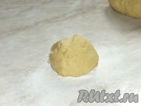 От основного теста отрывать небольшие кусочки и раскатывать в очень тонкий круг, диаметр которого зависит от Вашей сковороды.&nbsp;
