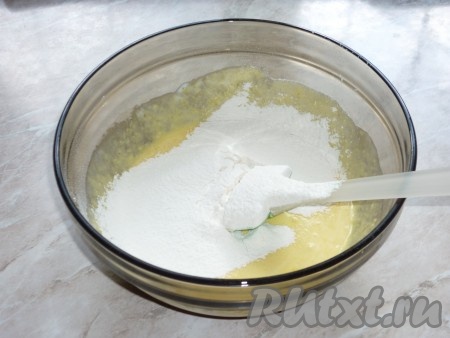 Добавить частями просеянную муку и замесить мягкое, как пластилин, тесто, которое не липнет к рукам. Муки может понадобиться немного больше или меньше, нужно ориентироваться по консистенции теста.&nbsp;
