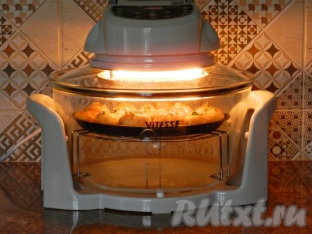 Запекать при температуре 200 градусов 30 минут. В процессе запекания перевернуть картофелины один раз.