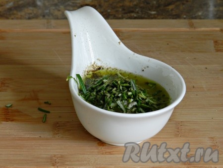 Чеснок пропустить через пресс, розмарин (листики) нарезать. Смешать оливковое масло, соль, перец, чеснок и розмарин.