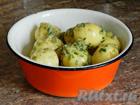 Молодой картофель можно не чистить, его нужно тщательно вымыть, используя щетку. Если картошка не молодая, её лучше очистить. Смешать картофель с масляно-чесночной смесью, чтобы все клубни были покрыты маслом. Оставить на 30 минут, накрыв миску крышкой.
