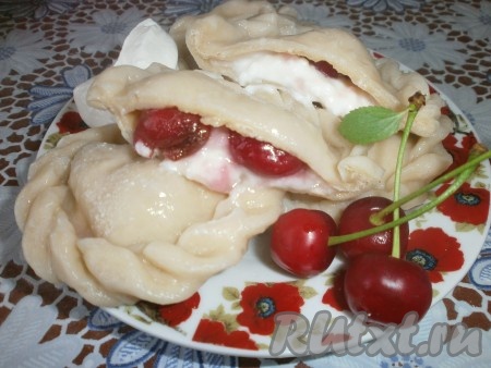 Сладкие, изумительно вкусные, аппетитные вареники с творогом и вишней к столу подаём горячими, дополнив, по желанию, сметаной.