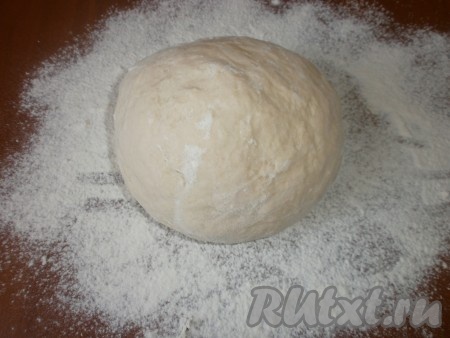Добавляя муку и каждый раз хорошо вымешивая тесто, обязательно учитываем, что тесто должно получиться эластичным, мягким, не липнущим к рукам. Как только добились, что тесто перестало липнуть, значит муку добавлять больше не нужно.