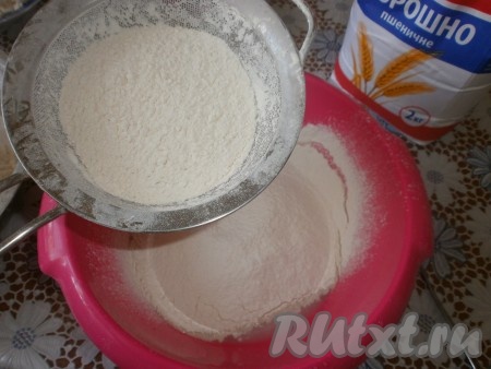 Перемешиваем воду с яйцом и сахаром вилкой (или венчиком) до однородности. Начинаем частями добавлять просеянную муку, вначале перемешиваем тесто вилкой (или венчиком), а как только тесто для вареников начнёт собираться в ком, продолжаем замешивать его руками, всыпая понемногу муку и полностью вмешивая её.