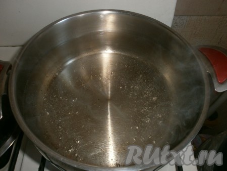 Ставим на огонь кастрюлю с водой. Когда вода закипит, выкладываем вареники и варим 7-10 минут с момента закипания.