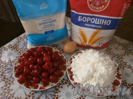 Подготовить продукты для приготовления вареников с творогом и вишней. Вишню можно взять как свежую, так и замороженную. Свежие ягоды нужно будет промыть водой, удалить косточки. Замороженные ягоды без косточек, если на них нет большого количества льда, можно не размораживать.