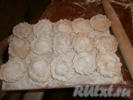 Все сформированные вареники с творогом и вишней вкладываем на посыпанную мукой доску.