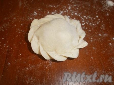 Получаем такой вареничек, как на фото. Аналогично формируем все вареники с начинкой из творога и вишни.