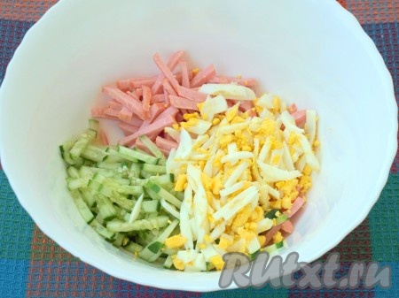 Нарезать также варёные яйца.
