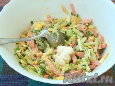 Добавить измельчённые укроп, лук, майонез и ещё раз перемешать.
