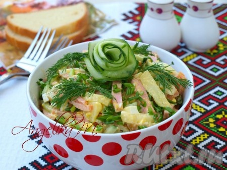 Салат с колбасой, огурцом и картофелем