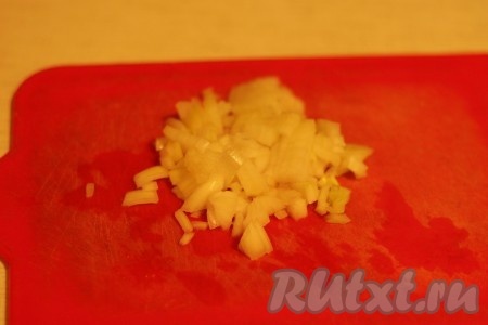 Лук мелко порезать.