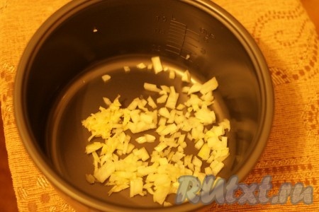 Выложить лук и чеснок в форму от мультиварки. Поставить на режим «Выпечка» на 5 минут.