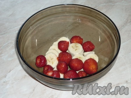 Клубнику вымыть и удалить хвостики, банан очистить и нарезать кружочками.&nbsp;
