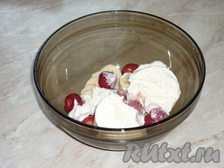 Добавить к ягодам и фруктам мороженое.
