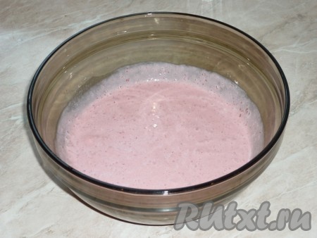 Взбить блендером до однородной массы.&nbsp;Главное, чтобы клубника и банан полностью измельчились, иначе коктейль невозможно будет пить через трубочку.
