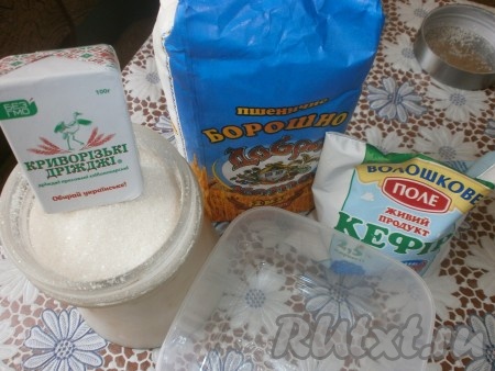 Берем нужные продукты для приготовления теста и начинаем готовить опару.