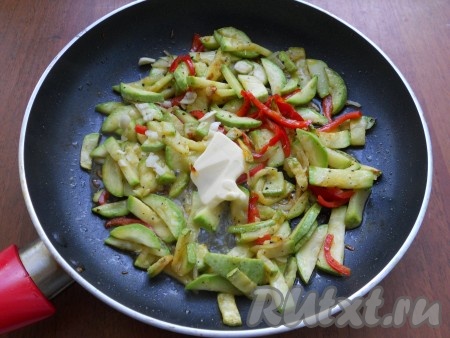 Обжаривать овощи на среднем огне, периодически помешивая, около 7-8 минут (пока овощи "обмякнут"). Далее добавить в сковороду измельченный чеснок и сливочное масло, поперчить. Перемешать все и подержать на небольшом огне еще минут 5.
