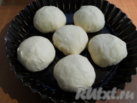 Тесто разделить на 6 равных частей (у меня каждая часть - по 130 грамм). Скатать из каждой части круглый колобок. Форму для выпечки смазать немного растительным маслом и выкладывать колобки на достаточном расстоянии друг от друга.
