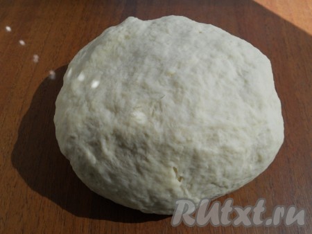 Далее руками замесить плотное, но не тугое тесто. Долго вымешивать не нужно, но тесто не должно липнуть ни к рукам, ни к поверхности.
