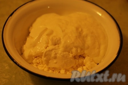 Творог вместе с йогуртом перетереть блендером. 