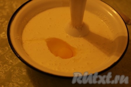 Добавить яйца по одному, тщательно перетирая блендером после каждого добавления.