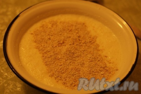 Добавить муку и еще раз перетереть блендером.