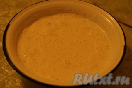 Ввести мед и ванилин. Перемешать ложкой. 