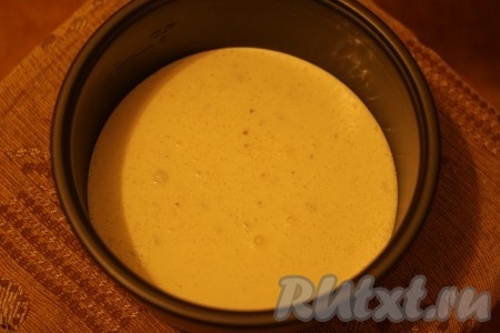 Полученную массу выложить в форму от мультиварки. 